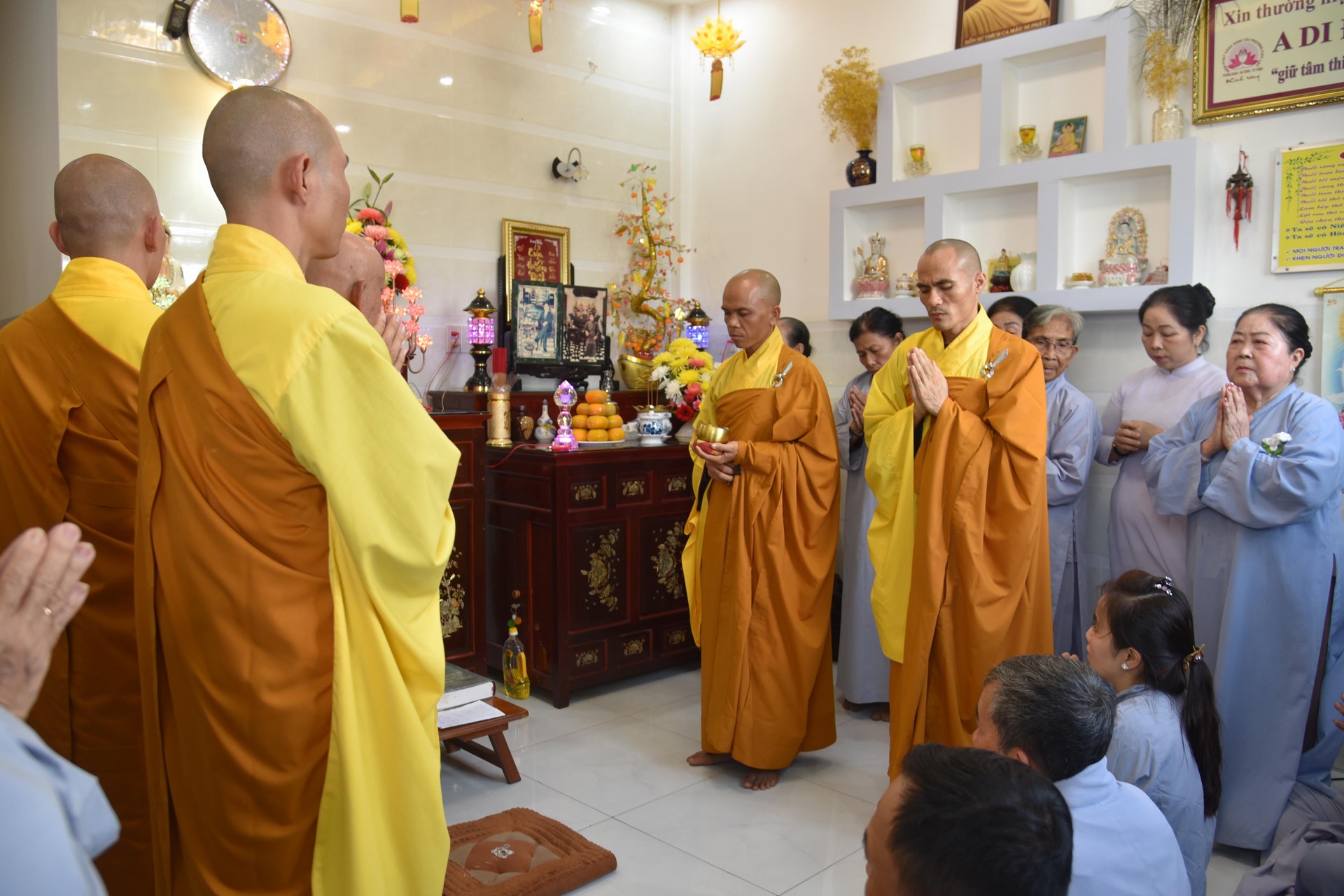 Chanting sutra, releasing creatures to pray for peace in Tan Thanh, Long An by the Charity Board